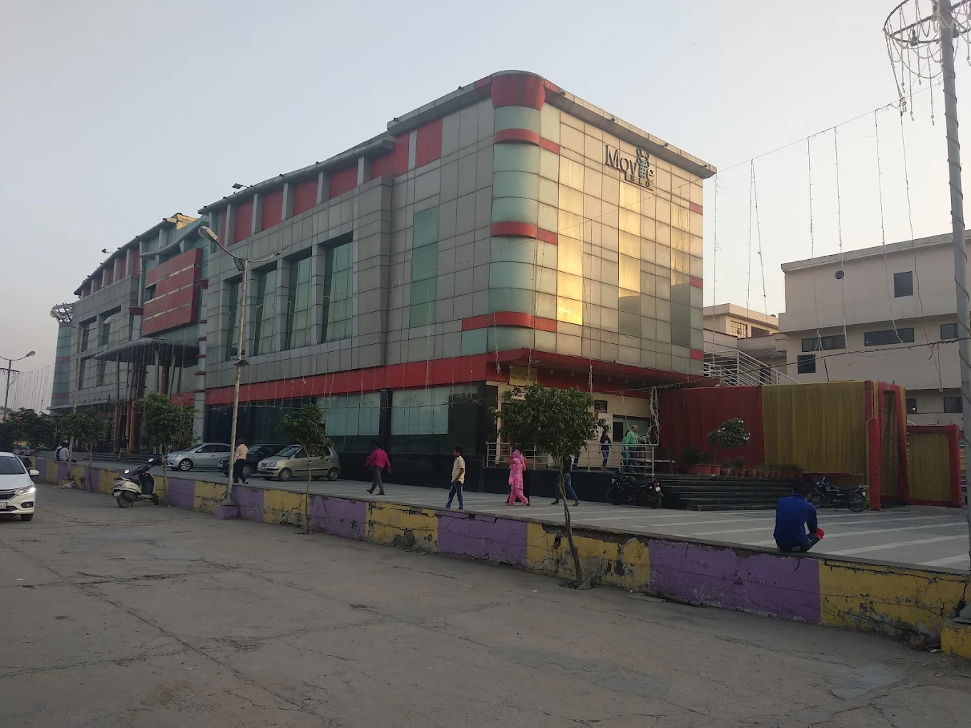 MOVIE WORLD MULTIPLEX CINEMAS